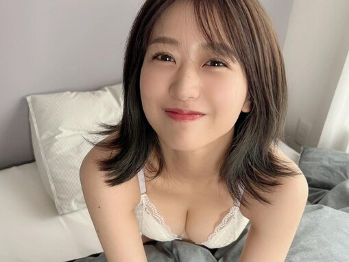 「これ……やばすぎやろ」篠崎彩奈、谷間あらわなランジェリー姿を披露！ 「せ、セクシーすぎる。。」