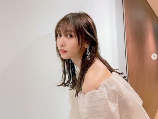 佐野ひなこ、肩回りあらわな美肌ショット公開！ 「背中？綺麗すぎん？」「いったい何歳まで可愛いんだ」