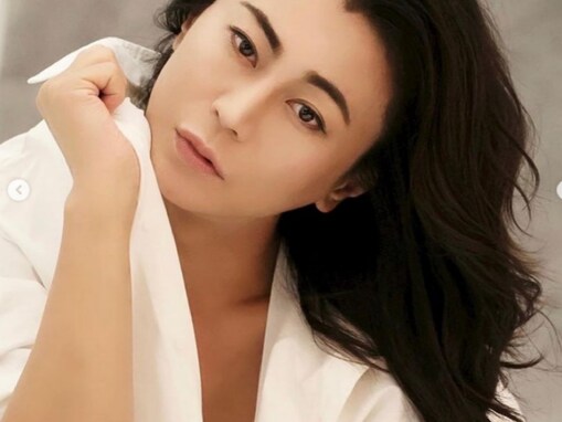 氷川きよし、胸元ちらりな大胆肌見せ衣装ショット披露！ 美デコルテ際立つ新ビジュアルのオフショットも