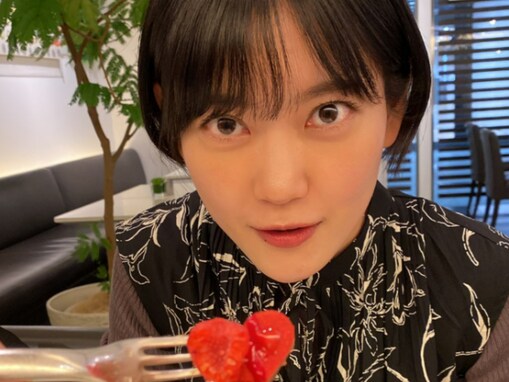 クロちゃん、恋人・リチとカフェを楽しむショット！ 「もしかして、、ソファー席座ってるのクロちゃん、、、？」