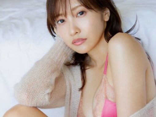 佐野ひなこ、谷間＆太ももあらわなビキニ姿を披露！ 「めっちゃめちゃセクシー」「相変わらず綺麗で可愛い」