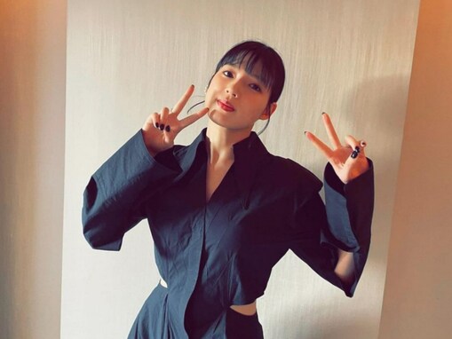 石井杏奈、脇腹ちらりな大人ワンピース姿を披露！ 「その洋服どうなってんの？」「いつも綺麗」