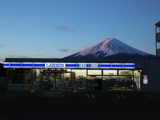 なぜローソン前に外国人の行列が!? 富士山の新人気スポットでその謎に迫る