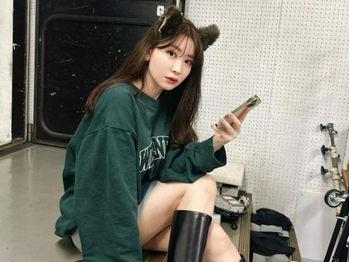 小嶋陽菜、「猫の日」に美脚あらわな超ミニスカの“猫コーデ”披露！ 「ヤバっ！めっちゃかわいすぎる」