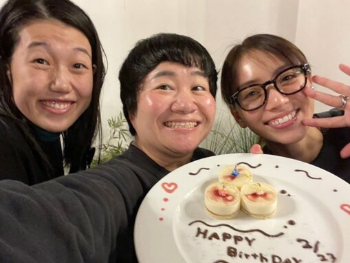 滝沢カレン、横澤夏子と共に近藤春菜の誕生日を祝うすっぴんショット公開！ 「お肌ぴっかぴか！！！」