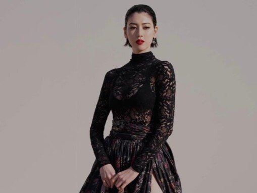 三吉彩花、大胆スリットから超絶美脚あらわなドレス姿公開！ DIORのショーで仲里依紗とのツーショットも