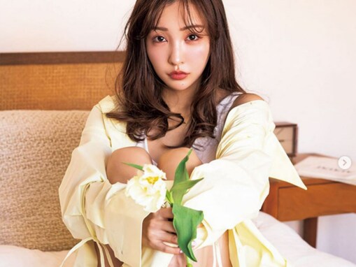 板野友美、太もも大胆露出の際どいショット公開！ 「最近の美しさがすごい」「一児のママとは思えない」