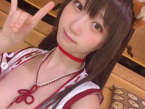 「セクシーもえ狐」伊織もえ、最新“きゅるん”ショットは美乳あらわな「きつね巫女」姿！