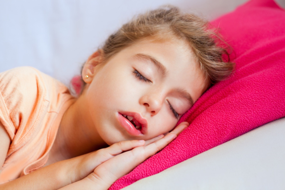 呼吸を整え、ぐっすり眠れる小学生専用の枕【PR】