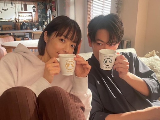 井上真央＆佐藤健、おそろいマグカップでツーショット！ 「イケ散らかしてるな」「リアルにカップルみたい」