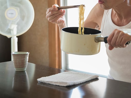 年収250万円・1人暮らしの35歳男性「電気代が高すぎて食費を大幅カット…苦しい」収支内訳の実態は？