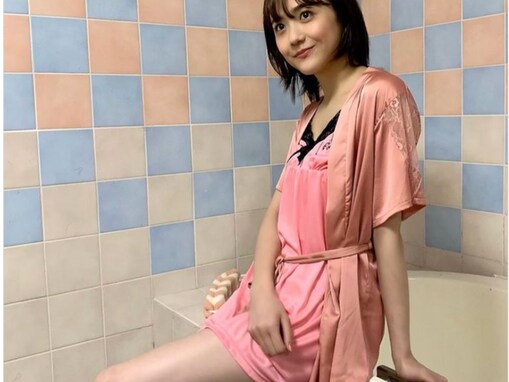 「いい脚」松井愛莉、妖艶なピンクの衣装姿で美脚披露！ 「太ももたまらん」「色香あってめちゃよき」