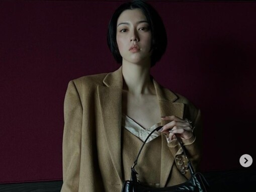 三吉彩花、ギリギリまで美脚があらわになった超ミニ丈コーデ披露！ 「MIU MIU」の新作バッグを紹介