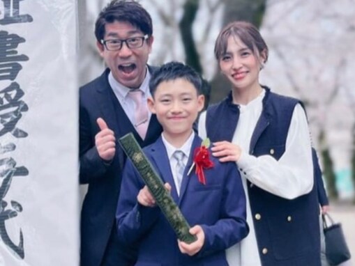 原口あきまさ、美人妻＆イケメン長男との卒業式ショット！ 「息子さんハンサム」「いい子に育たれましたわね」