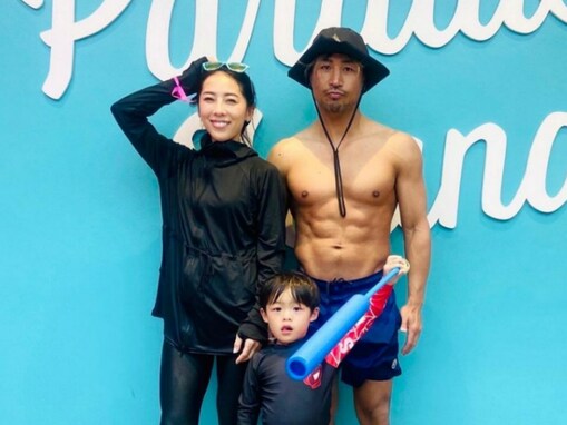 「筋肉やばい」魔裟斗、圧巻の肉体美で妻＆息子とのスリーショット！ 「体でか！」「凄いプロ意識」