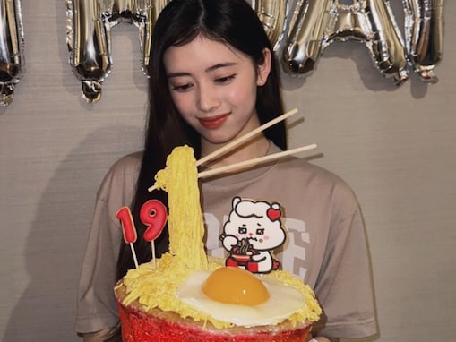 NiziU・リマ、“ラーメンケーキ”を手に19歳の誕生日を報告！ 「おめでとう！」ファンの祝福相次ぐ