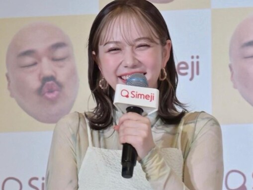 村重杏奈、“キス顔”のクロちゃんと笑顔のショット！ 「後ろが気になって仕方ないしんw」「美人さん発見」