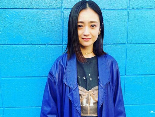 安達祐実、大きめTシャツでレアな生脚ちら見せ！ 「短パン？？！！」「高校生みたい　相変わらず可愛い」