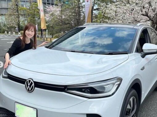 皆藤愛子、高級!? 外車とのツーショットに「いいクルマ乗ってますね」「めっちゃ似合っとる!!」の声