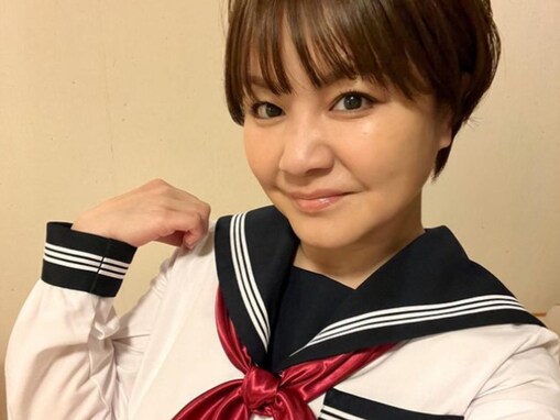 中澤裕子、貴重な49歳のセーラー服姿に「似合い過ぎて怖い」「モーニング娘。に復活したかと思いました」の声