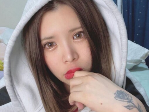 坂口杏里、ばっちりメイクの最新ショット公開！ 「格好良くてかわいい～」「めちゃくちゃ可愛い」