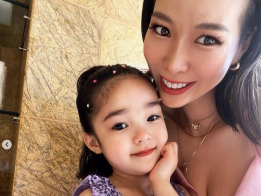 「おっぱいでかい！」紅蘭、谷間あらわなドレス姿で4歳娘とのツーショット！ 「すごいママそっくり」