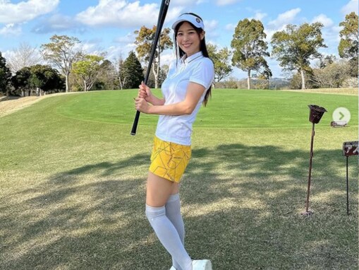 鷲見玲奈、色気抜群のゴルフウエア姿を披露！ 絶対領域あらわな姿に「太ももセクシー」「ニーハイに釘付けです…」