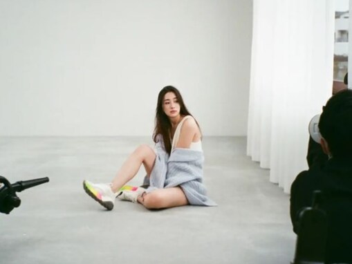 足立梨花、太ももあらわ＆スケスケ衣装のオフショット！ 「圧倒的美しさ」「相変わらずスタイルバッチリ」