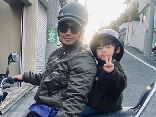 魔裟斗、息子をバイクに乗せ父親の背中を見せる！ 最新親子ツーショットに「最高のおやじですね！！」の声