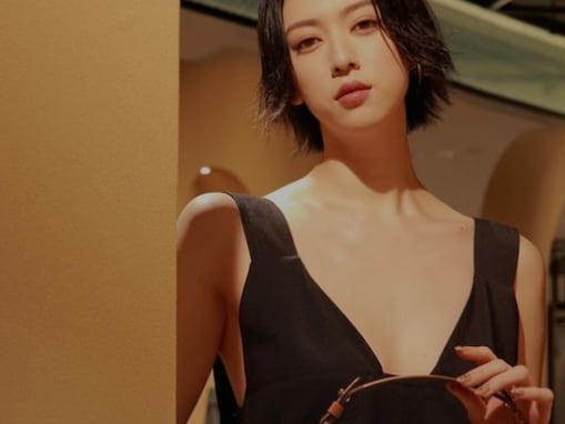 三吉彩花、胸元が大胆に開いたドレス姿を披露！ 艶やかな表情がゴージャスな雰囲気を演出