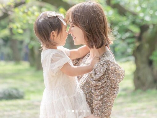 篠田麻里子、3歳娘の誕生日に親子ツーショット！ 「理想の親子」「二人で笑顔で楽しんで生きて」声援続々