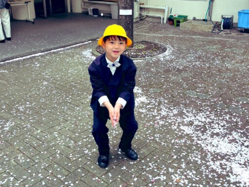 しずる村上純、イケメン息子の入学式ショットを公開！ 「歯抜け具合が可愛すぎる」「背も高くなり大きくなられましたね」