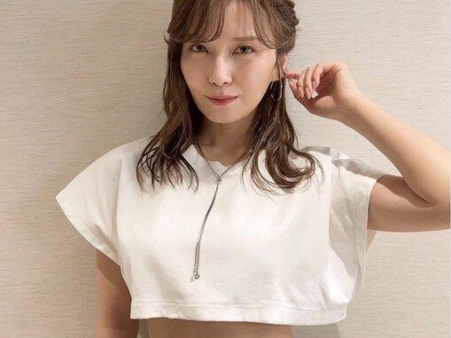 宇野実彩子、おなかあらわな姿で細すぎるウエスト披露！ 「素晴らしい腹筋」「ウエストエグい、、」