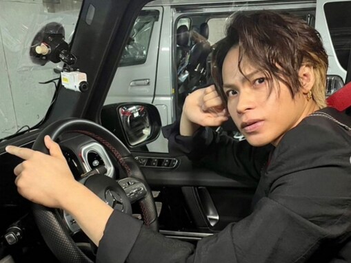 上田竜也、高級車の中で“密会”ショット公開！ 「サービスよすぎて」「かっこよすぎてパニック！」