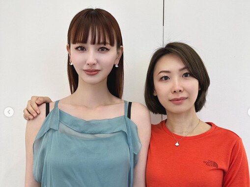 鈴木えみ、美しい“いとこ”との顔出しツーショット！ 「子供のころから圧倒的な美貌」「似てますね」