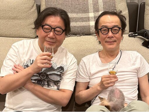 「兄弟みたい」秋元康、リリー・フランキーとのラフすぎる家飲み姿を披露！ 「まじ双子みたいで可愛い」