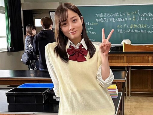 橋本環奈、似合いすぎる制服ショットに「現役女子高生の方ですよね」「地上に舞い降りた天使」と反響！