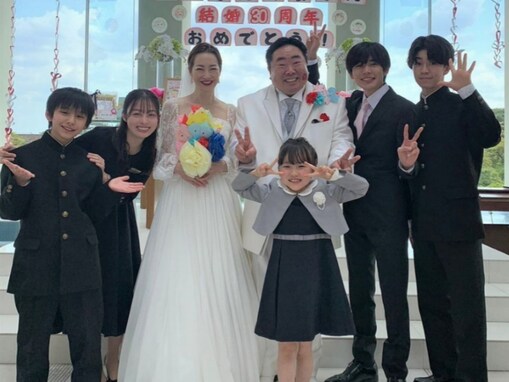 塚地武雅＆りょう、家族勢ぞろいの“結婚式ショット”公開！ 「最高の笑顔すぎる」「ほんとの家族みたい」