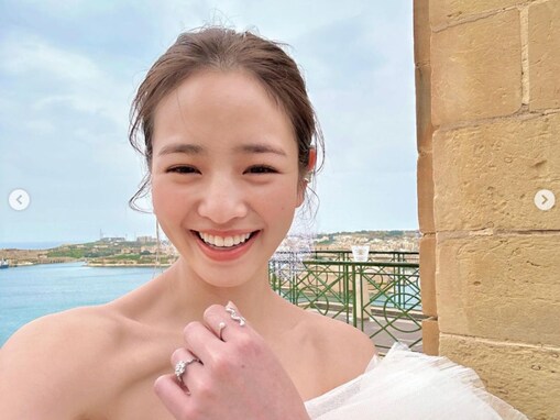 「結婚したのかと思った」横田真悠、絶景をバックにウエディングドレス姿を披露！ 「透明感えぐ」