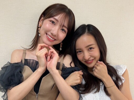 柏木由紀、板野友美と“先輩後輩”の密着ツーショット！ 「珍しい組み合わせだね」「黄金期を支えたお二人」