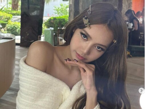 BLACKPINK・リサ、肩を大胆に露出したセクシーショット披露！ 「こんなに美しい人がいるなんて」「なんてかわいいの」