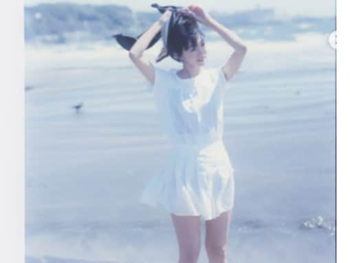 満島ひかり、ノスタルジックな雰囲気の美脚ショット！ アニエス・ベー40周年企画で透明感抜群のホワイトコーデを披露
