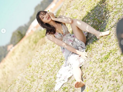 足立梨花、谷間＆太ももあらわなセクシーワンピ姿を披露！ ビキニ姿には「こんな綺麗なお尻見た事ない」の声