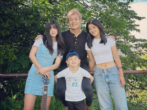 つるの剛士、娘2人＆息子とのスタイル抜群な家族ショット公開！ 「美人さんですね」「身長伸びましたね」