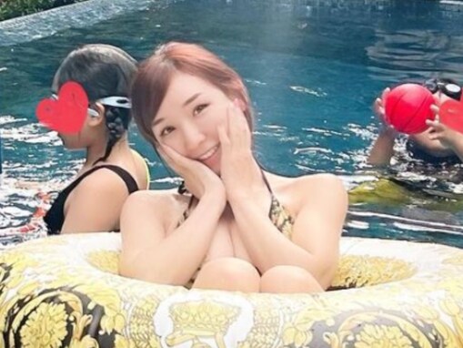 「色気抜群」加護亜依、プールで谷間ちらりな水着姿を披露！ 「若返ってる！？」「昔の加護ちゃんみがある」