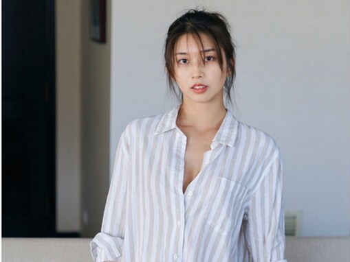 牧野真莉愛、シャツ1枚で胸元ちらり＆太ももあらわに！ 「大人になったなぁ」「美脚すぎる」