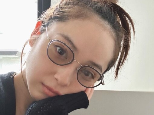 「産後とは思えない」佐々木希、すっぴんのような自撮りショットを公開！ 「メガネ顔めっちゃ可愛い」