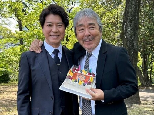 寺尾聰、76歳の誕生日を迎える！ ドラマ現場で上川隆也との“親子”ツーショットに「ダンディ」の声