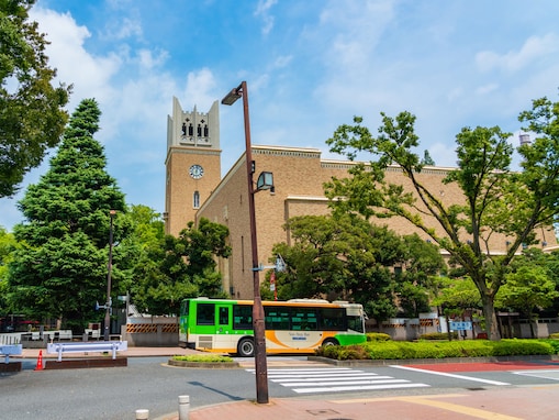 早稲田大学で「卒業生が活躍しているイメージがある学部」ランキング！ 3位「文学部」、2位「法学部」、1位は？