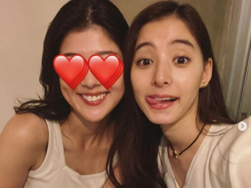 「安定の可愛さ」新木優子、美女との密着ツーショット公開！ 「なんなんこの可愛いさ、美人2人！」